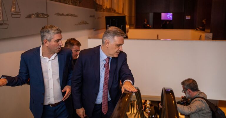 En el peronismo de Córdoba buscan aprovechar la guerra del PRO con Juez para acercarse a Macri