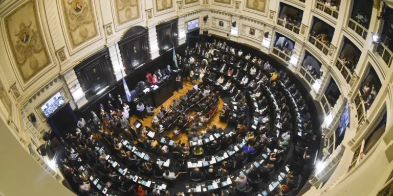 Presentan en la Legislatura bonaerense un proyecto de “Ficha Limpia” tras el desdoblamiento electoral