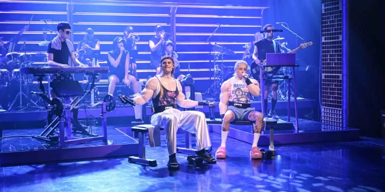 CA7RIEL y Paco Amoroso debutaron en The Tonight Show con Jimmy Fallon