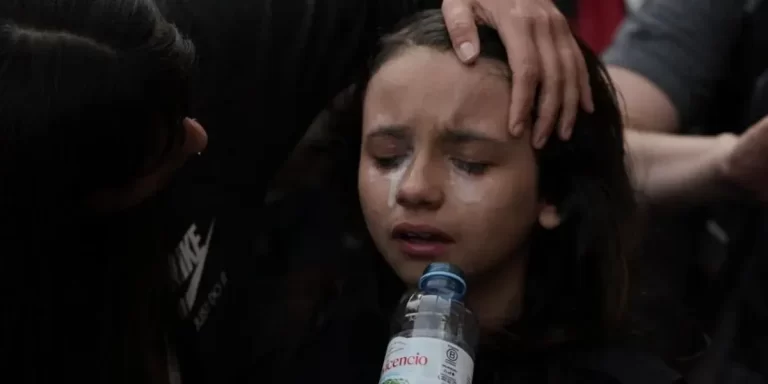 Citan a indagatoria al policía acusado de lanzar gas lacrimógeno a una niña en una protesta