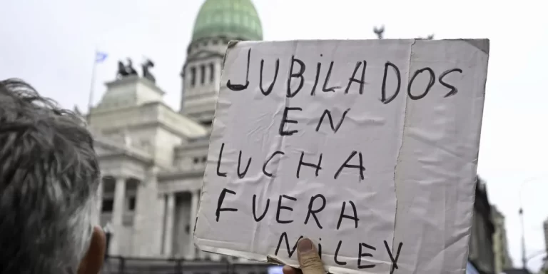 Citan a indagatoria al policía que gaseó a una niña en una marcha de jubilados