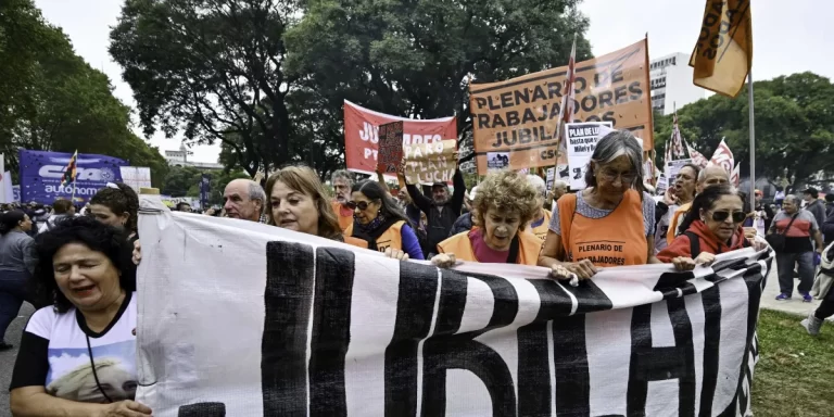 Los jubilados y la CGT se movilizaron en las inmediaciones del Congreso
