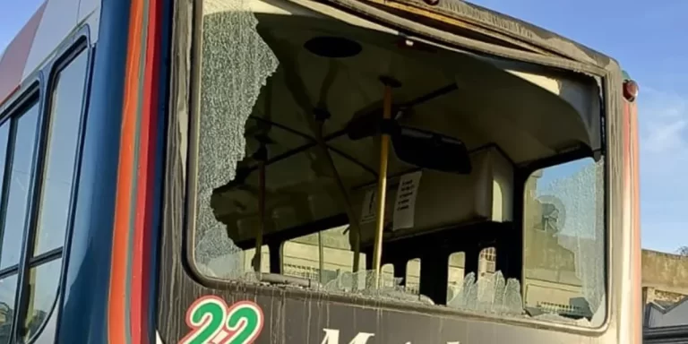 Paro de la CGT: atacaron con piedras a colectivos en Bahía Blanca y suspendieron el servicio