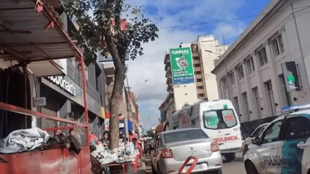 Un hombre murió atragantado en un local de comidas rápidas en Morón