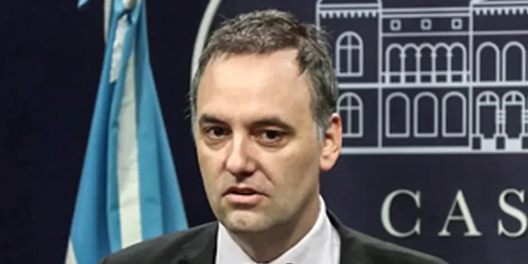 Manuel Adorni arremetió contra el PRO: “Ellos son un Nokia 1100 y nosotros un IPhone 16”