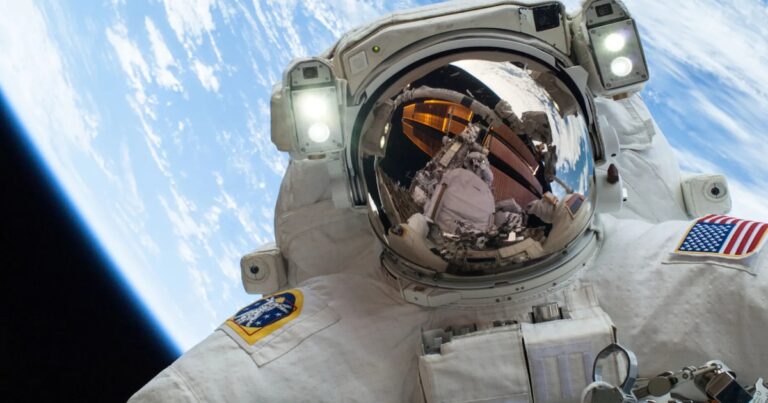 Desde Gagarin hasta los astronautas varados de la NASA, las 10 misiones espaciales tripuladas que hicieron historia