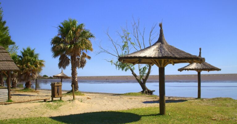 La localidad bonaerense con playas a menos de dos horas y media de CABA ideal para hacer una escapada