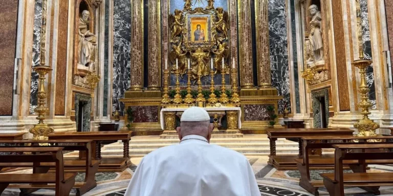 El Papa Francisco salió a rezar en la Basílica de Santa María la Mayor