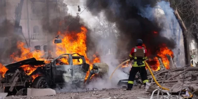 Rusia lanzó un ataque masivo con misiles en el noreste de Ucrania: al menos 32 muertos y 84 heridos
