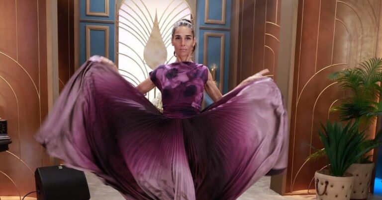 Con falda plisada y macro flores, el vestido violeta de Juana Viale acaparó todas las miradas: “Qué belleza”