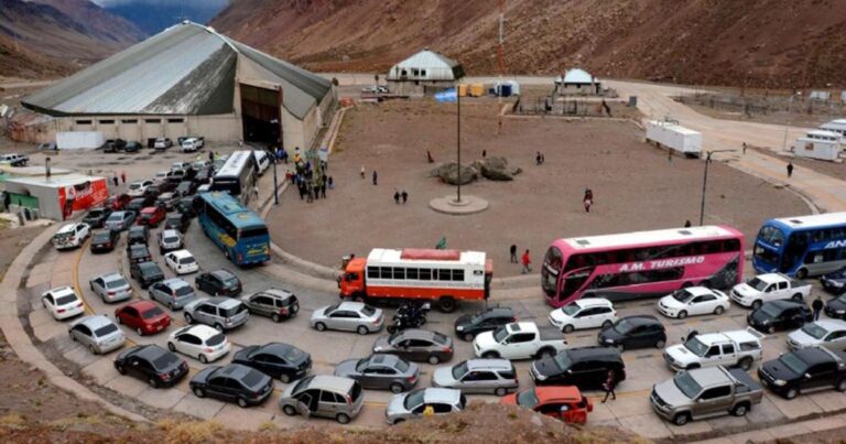 En la previa de Semana Santa, un paro de aduaneros complicaría los planes de los turistas