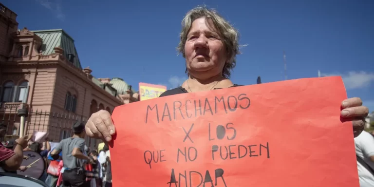 Manifestación en Plaza de Mayo por los recortes en discapacidad