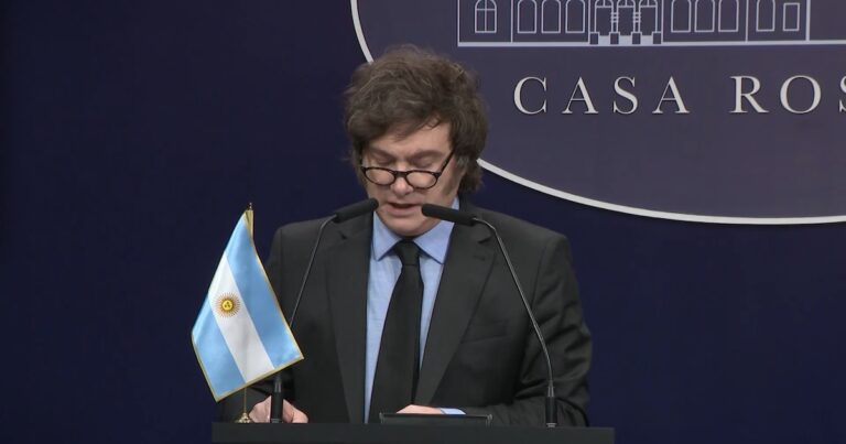 Una columna de la agencia internacional Bloomberg llama a apoyar el plan de Milei