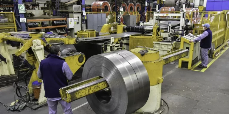 La actividad metalúrgica creció 2,9% en marzo, pero cayó 1,3% respecto a febrero
