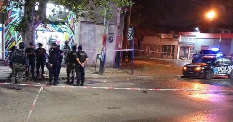 Rosario: entró a asaltar un local, hirió de bala al dueño y, en pleno forcejeo, se disparó y murió