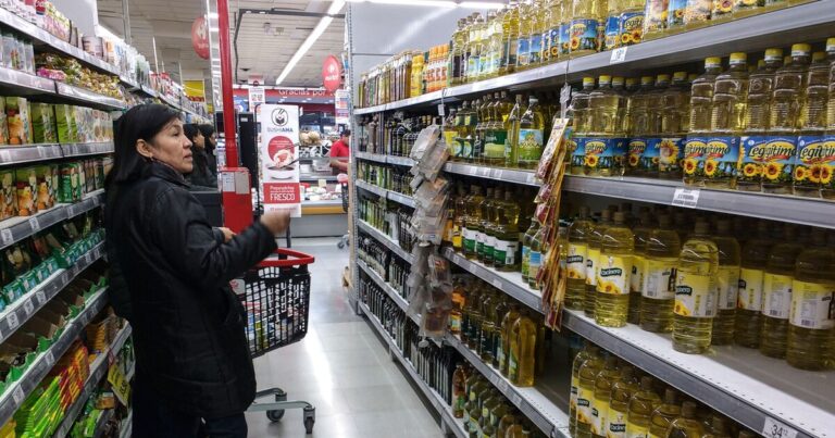 Por la suba del dólar, las alimenticias mandan listas con aumentos de hasta 9%, pero hay tensión con los supermercados