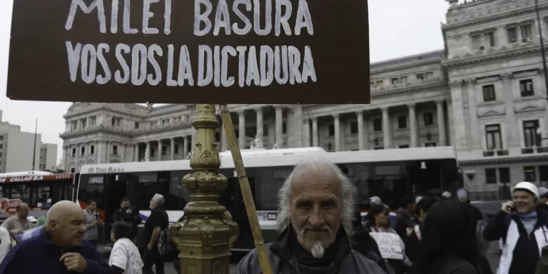 Marcha de jubilados: la policía reprimió a los manifestantes con gas pimienta