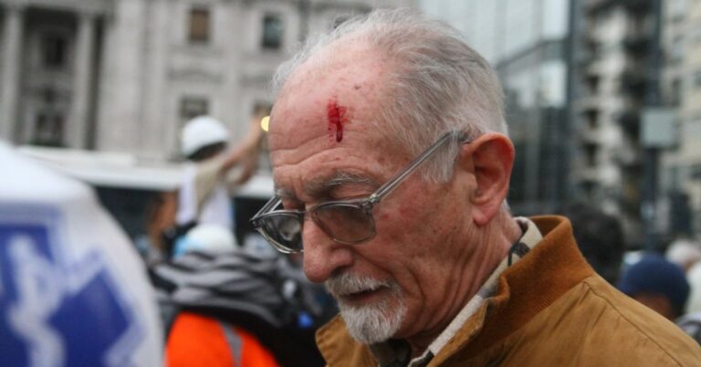 Bullrich mandó a reprimir otra vez a los jubilados y la Policía dejó 5 heridos