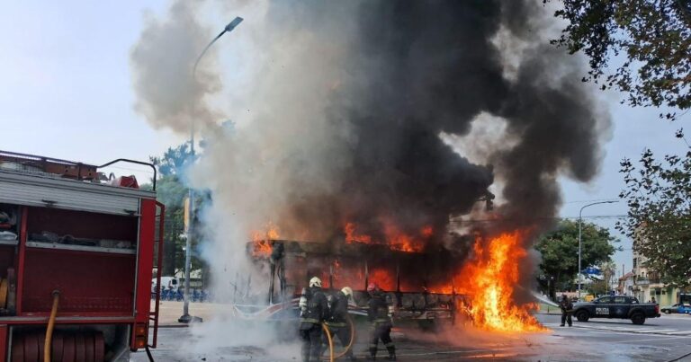 Susto en Parque Avellaneda: un colectivo se prendió fuego, quedó totalmente destruido y debieron asistir al chofer