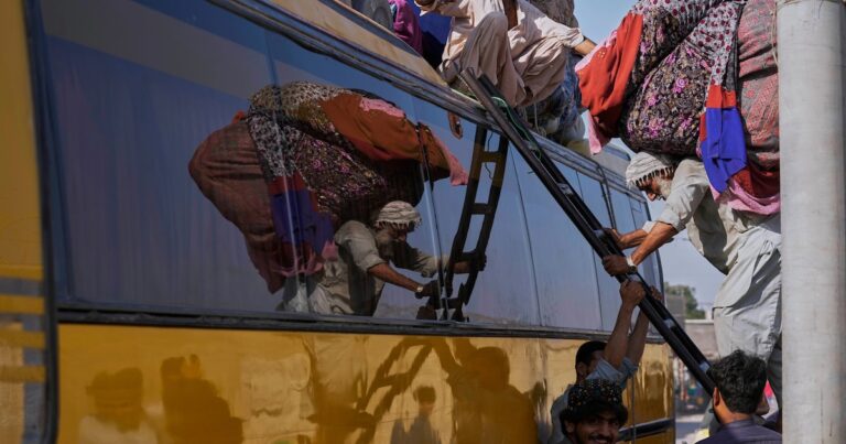 Pakistán deportó a más de un millón afganos desde que inició las expulsiones masivas en 2023