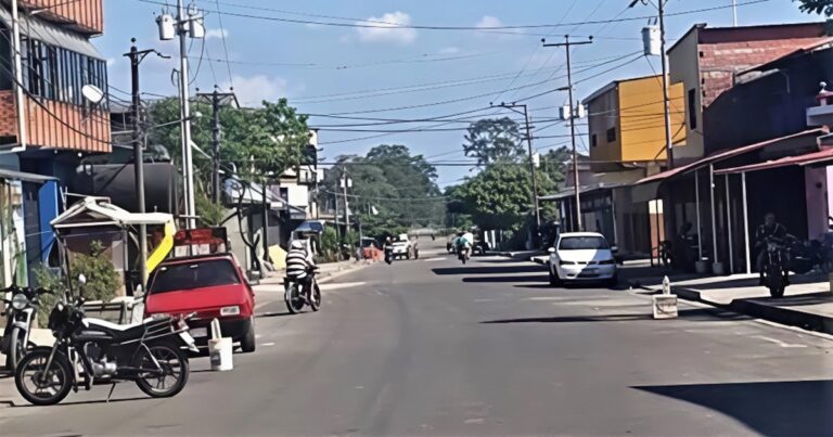 Funcionarios policiales chavistas asaltan un pueblo fronterizo y los habitantes reaccionan con protestas