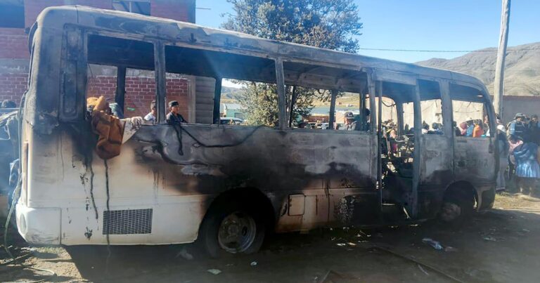 Tragedia en Bolivia: cinco estudiantes murieron tras incendiarse un bus escolar
