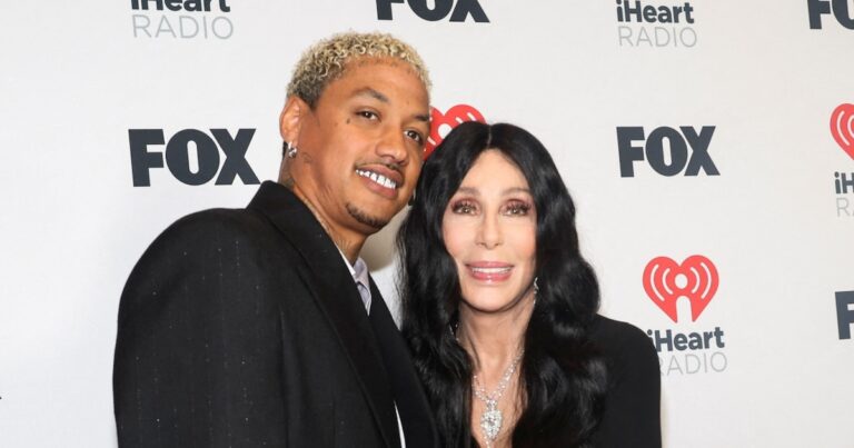 Así reaccionó Cher al ver a su novio de 39 años bailando con otra mujer en Coachella