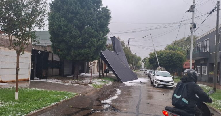 Techos volados, inundaciones y postes caídos: las imágenes que dejó el paso del temporal por el AMBA