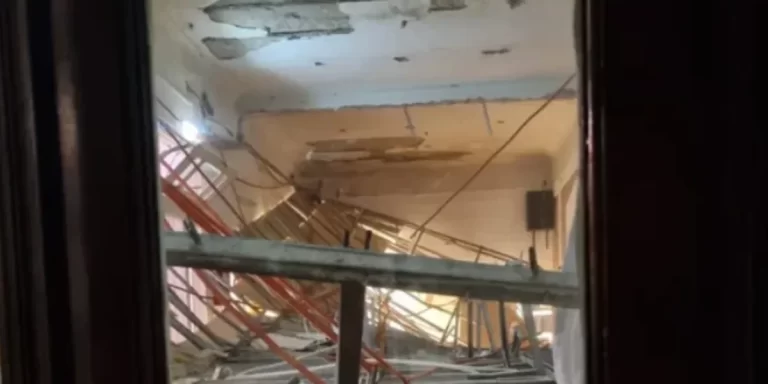 Se derrumbó el techo de un salón de fiestas en Caballito