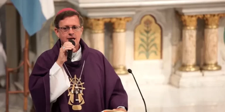En el tradicional evento de lavado de pies, la iglesia pidió por “la importancia de una jubilación digna”