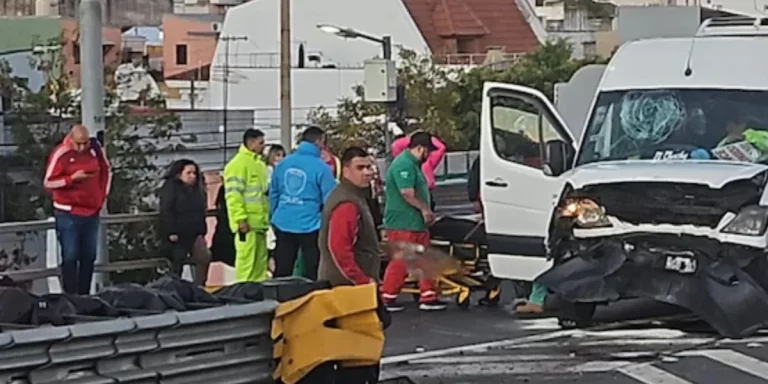 Una combi chocó contra el guardarrail en la Autopista 25 de Mayo y dejó 19 heridos