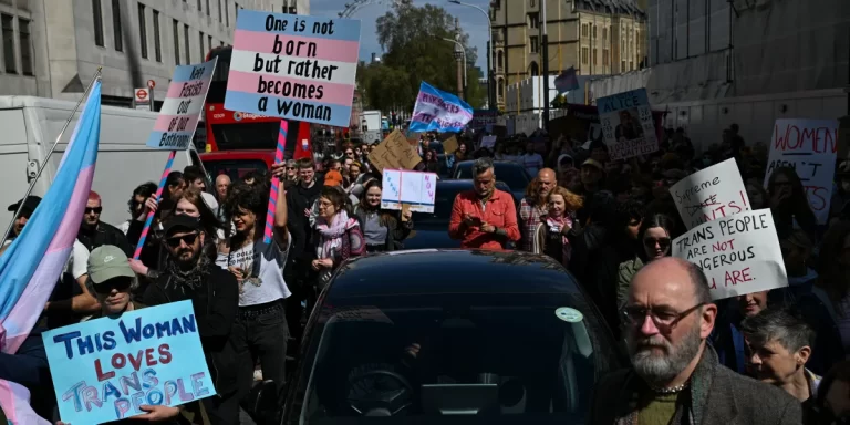 Multitudinaria manifestación en Londres tras el fallo de la Corte Suprema contra los derechos trans