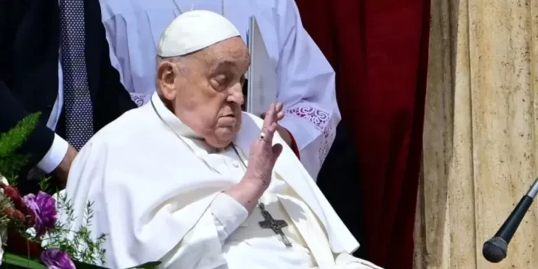 El papa Francisco participó de la misa de Pascuas en el Vaticano desde el balcón de la Basílica de San Pedro