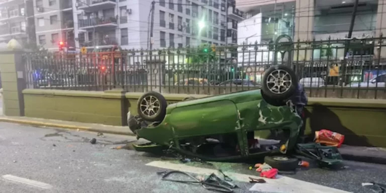 Choque y vuelco en Caballito: un auto perdió el control e impactó contra un el paredón del subte