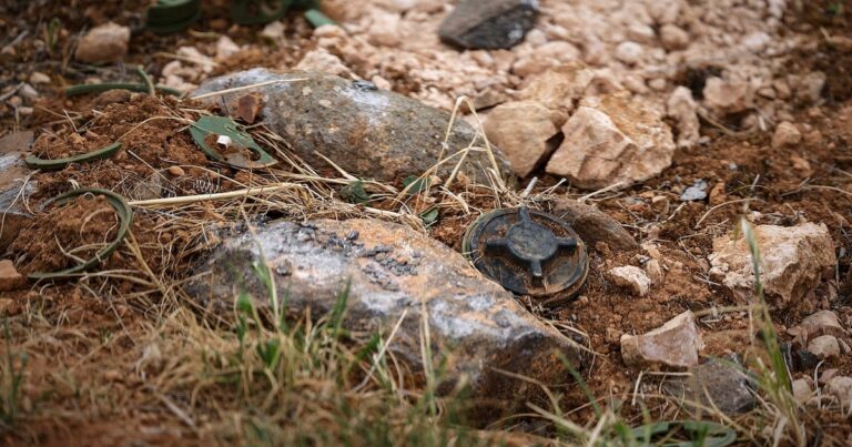 Cómo las minas terrestres escondidas por las fuerzas del régimen de Al Assad siguen cobrándose cientos de vidas en Siria