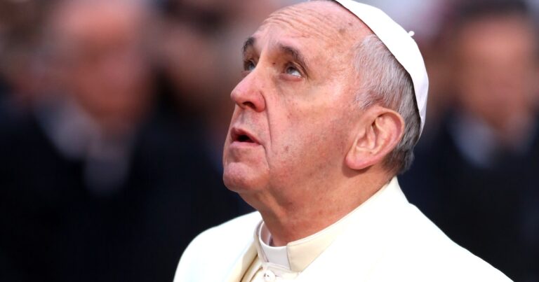 La revolución silenciosa del papa Francisco, el pastor que rechazó el lujo y abrazó las periferias