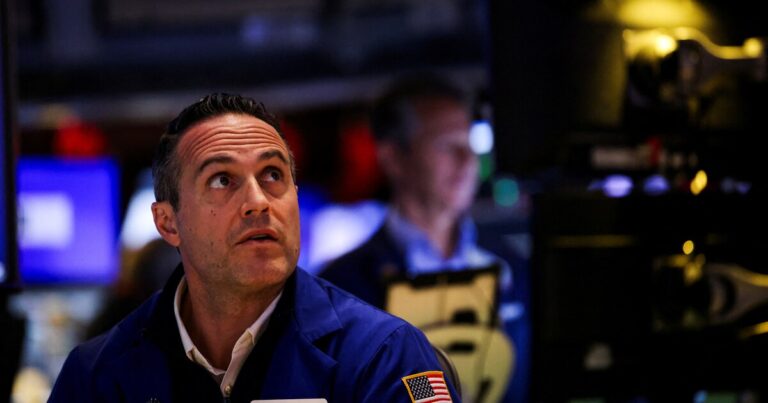 Mercados: la Bolsa argentina acompaña la caída del dólar y se desploma 6%