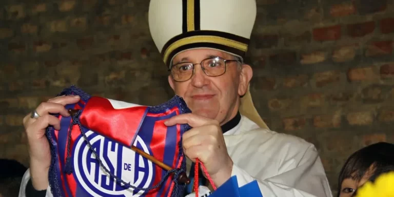 “El papa futbolero”: el amor de Francisco por San Lorenzo y su encuentro con Maradona y Messi