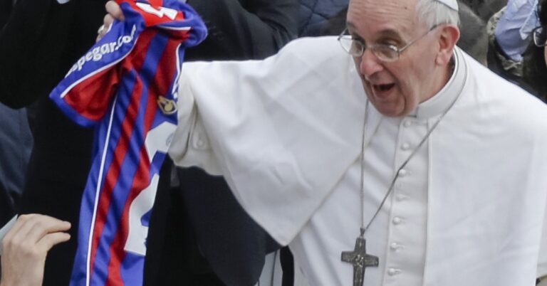 El Papa futbolero: su amor por San Lorenzo, la colección de camisetas y el llamado a Dilma en el mundial