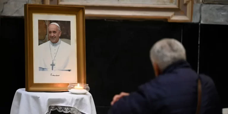 El Vaticano modificó las redes sociales del papa Francisco tras su fallecimiento