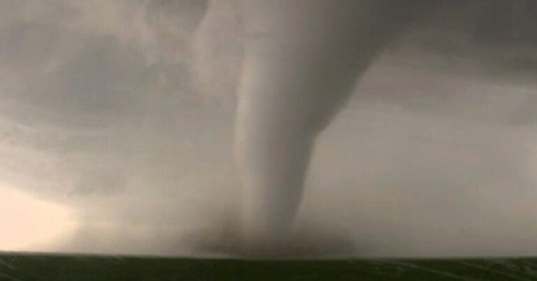 Al menos nueve tornados azotaron el norte de Texas causando severos daños el fin de semana