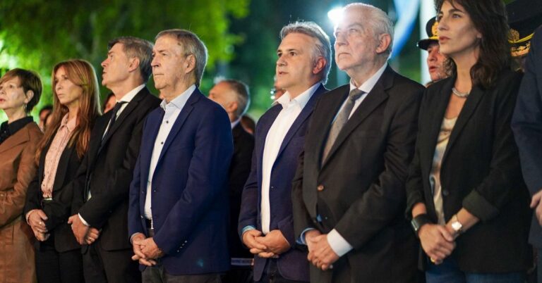 Schiaretti reapareció en una misa por Francisco y Llaryora va por el voto religioso