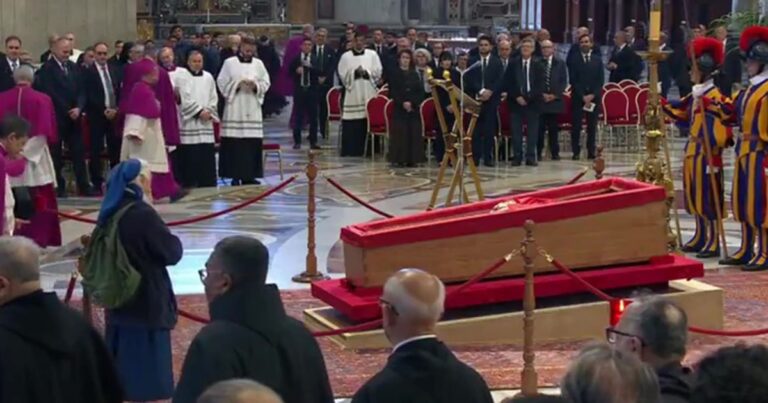 Quién es la mujer que logró saltar el protocolo para despedir a su amigo el papa Francisco