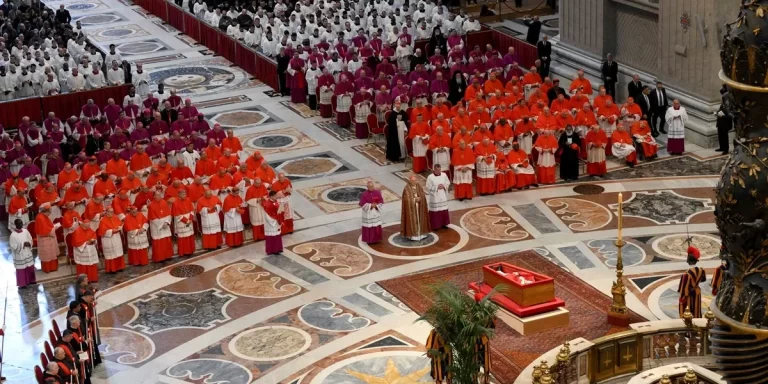 El féretro del papa Francisco ya está en la Basílica de San Pedro y una multitud lo despide