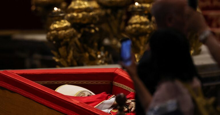 Un féretro sencillo, guardias suizas y conservación de su cuerpo: así descansa el papa Francisco en la basílica de San Pedro