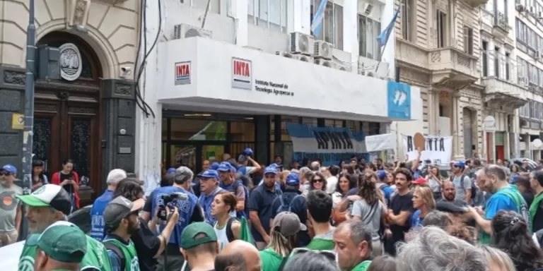 Trabajadores del INTA marchan en rechazo a la fusión con otros organismos