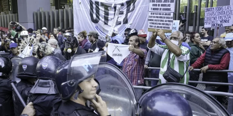 Marcha de jubilados: la policía reprime a los manifestantes en medio del protocolo antipiquetes