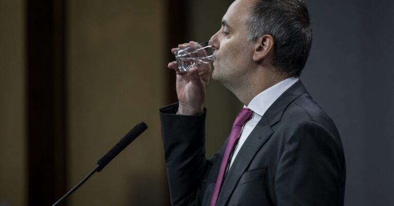 Adorni intentó postergar el debate porteño para poder viajar a Roma