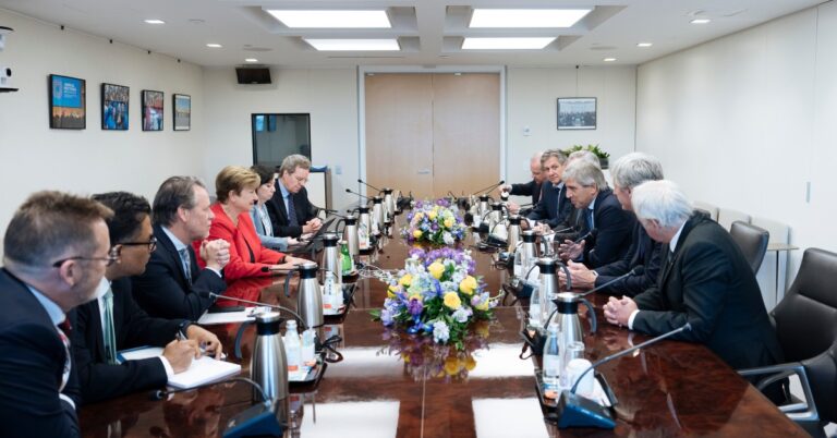 Llamado de atención del FMI al gobierno porque “manipula” el dólar hacia el piso de la banda