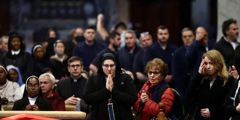 Por segundo día, miles de personas despiden al Papa Francisco